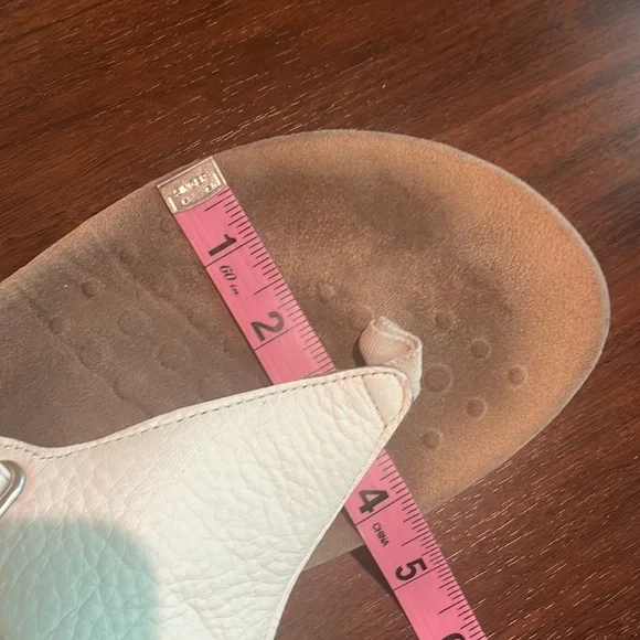 VIONIC White Leather “WANDA” orthopedic thong sandals - Picture 6 of 8